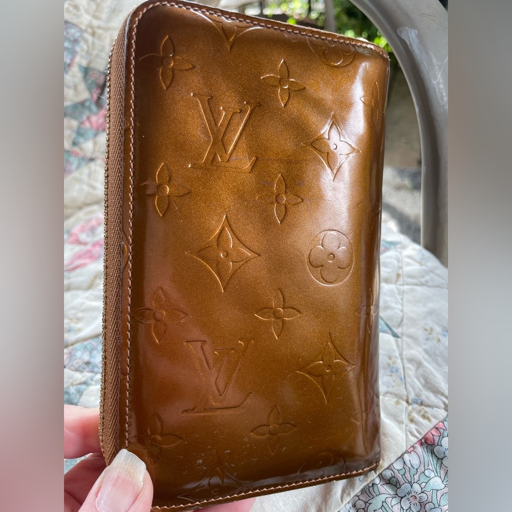 LOUIS VUITTON
Bronze Monogram Vernis Zippy Eldridge Wallet